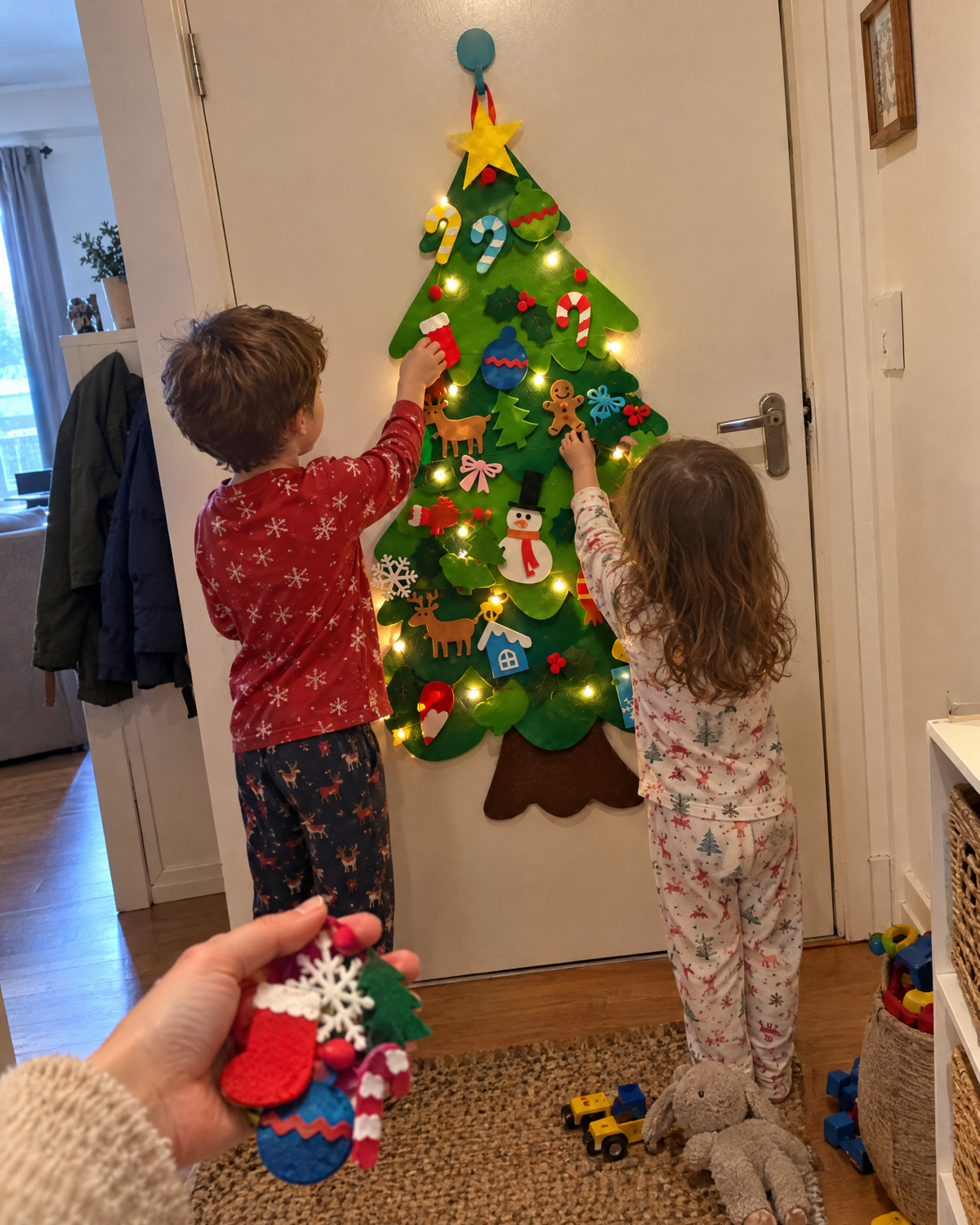 Filzbaum an der Tür im Flur